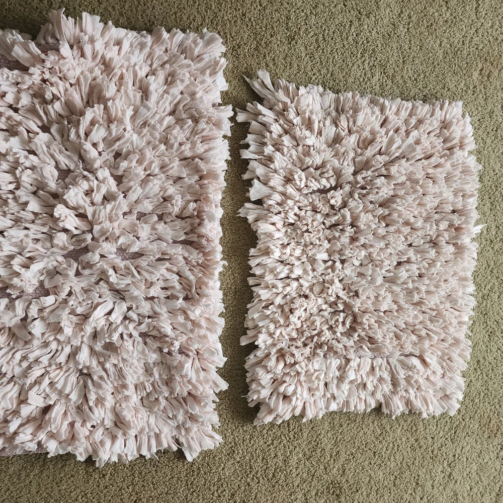 Luxurious Pink Bath Mat Super Cute Verily Used. 2 Bath Mats